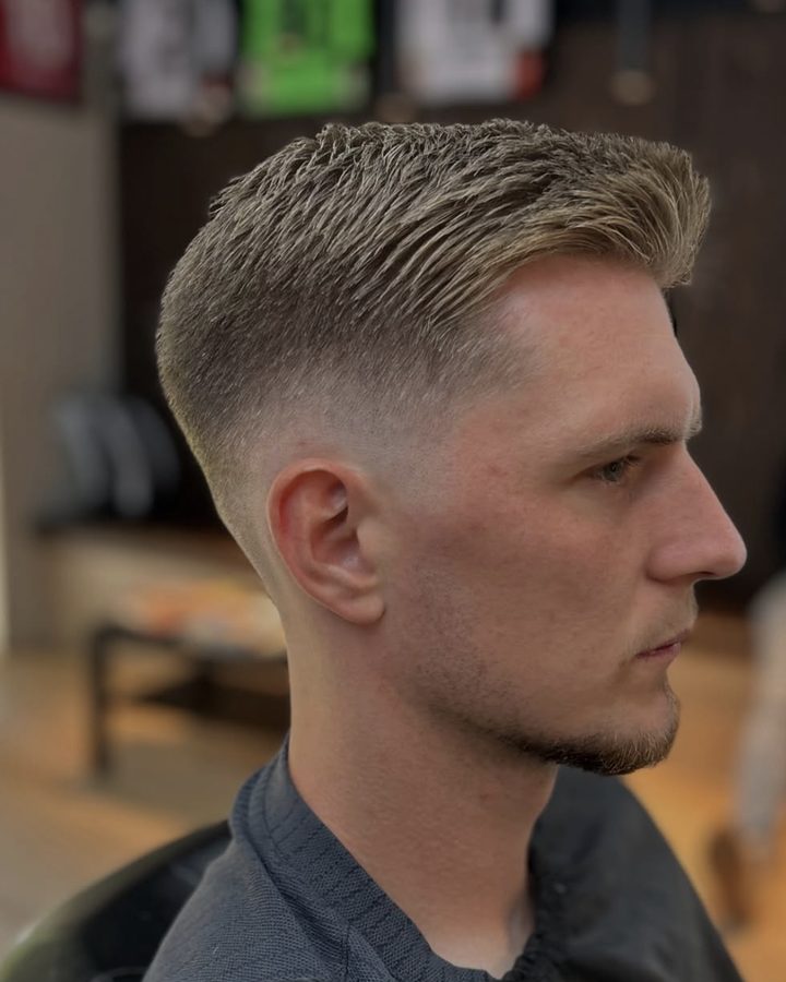 Frisch geschnittener Fade mit kurzem, strukturiertem Deckhaar, Seitenansicht