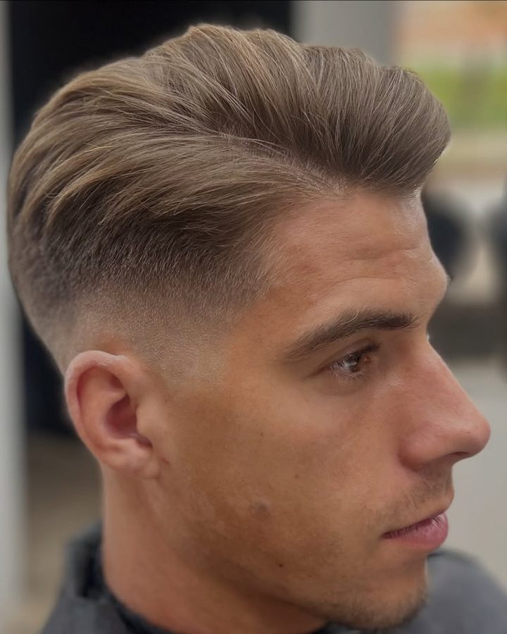 Längeres, seitlich nach hinten gestyltes Deckhaar mit sauberem Fade an den Seiten, Profilansicht