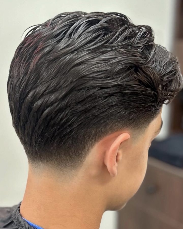Fade im Nacken mit längerem, nach hinten gestyltem Deckhaar, Ansicht von hinten