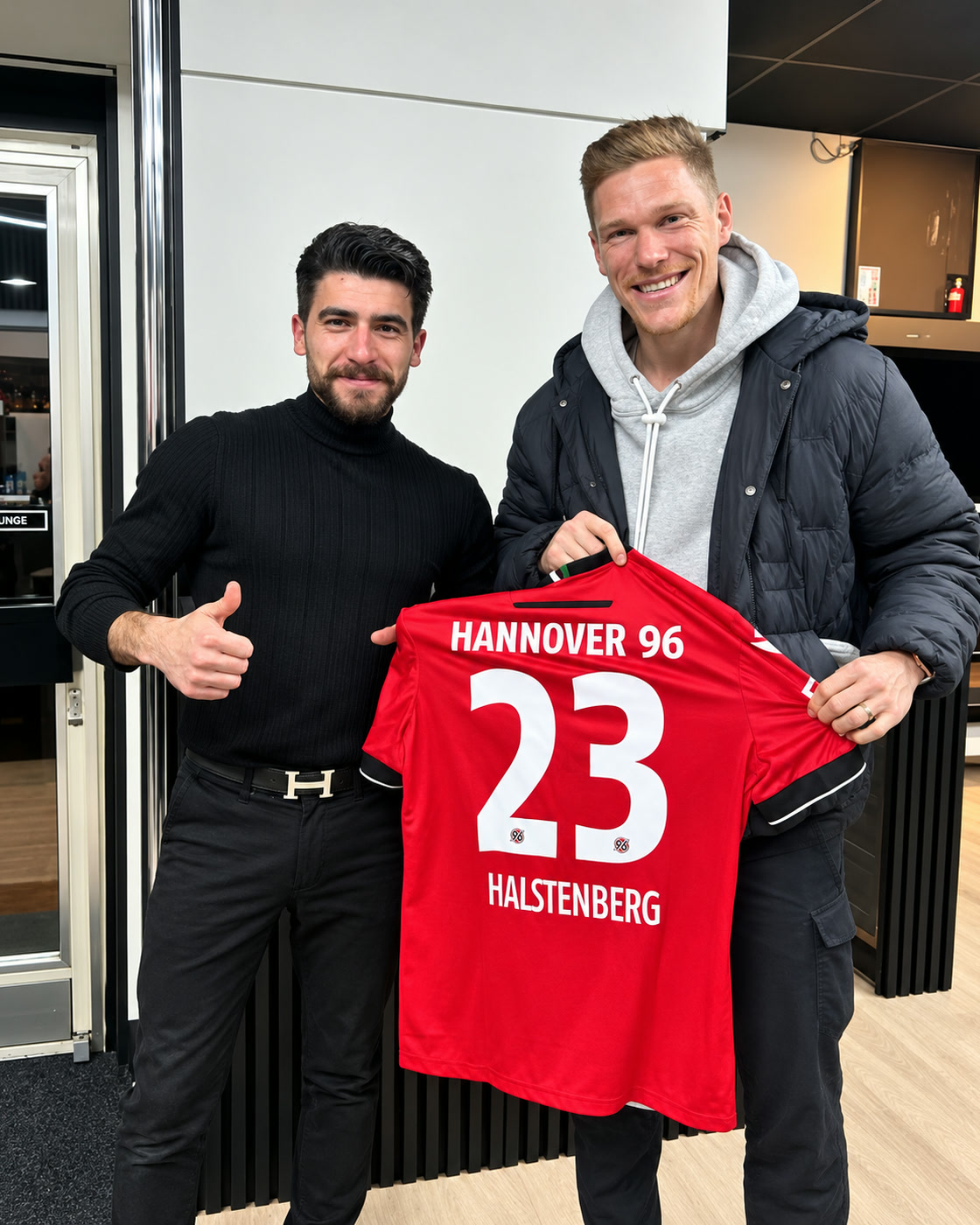 Ümit Koç mit Marcel Halstenberg und dessen signiertem roten Trikot mit der Nummer 23