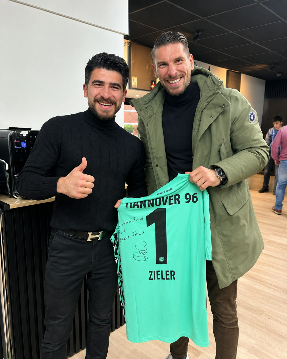 Ümit Koç mit Torwart Ron-Robert Zieler und dessen signiertem Torwarttrikot mit der Nummer 1