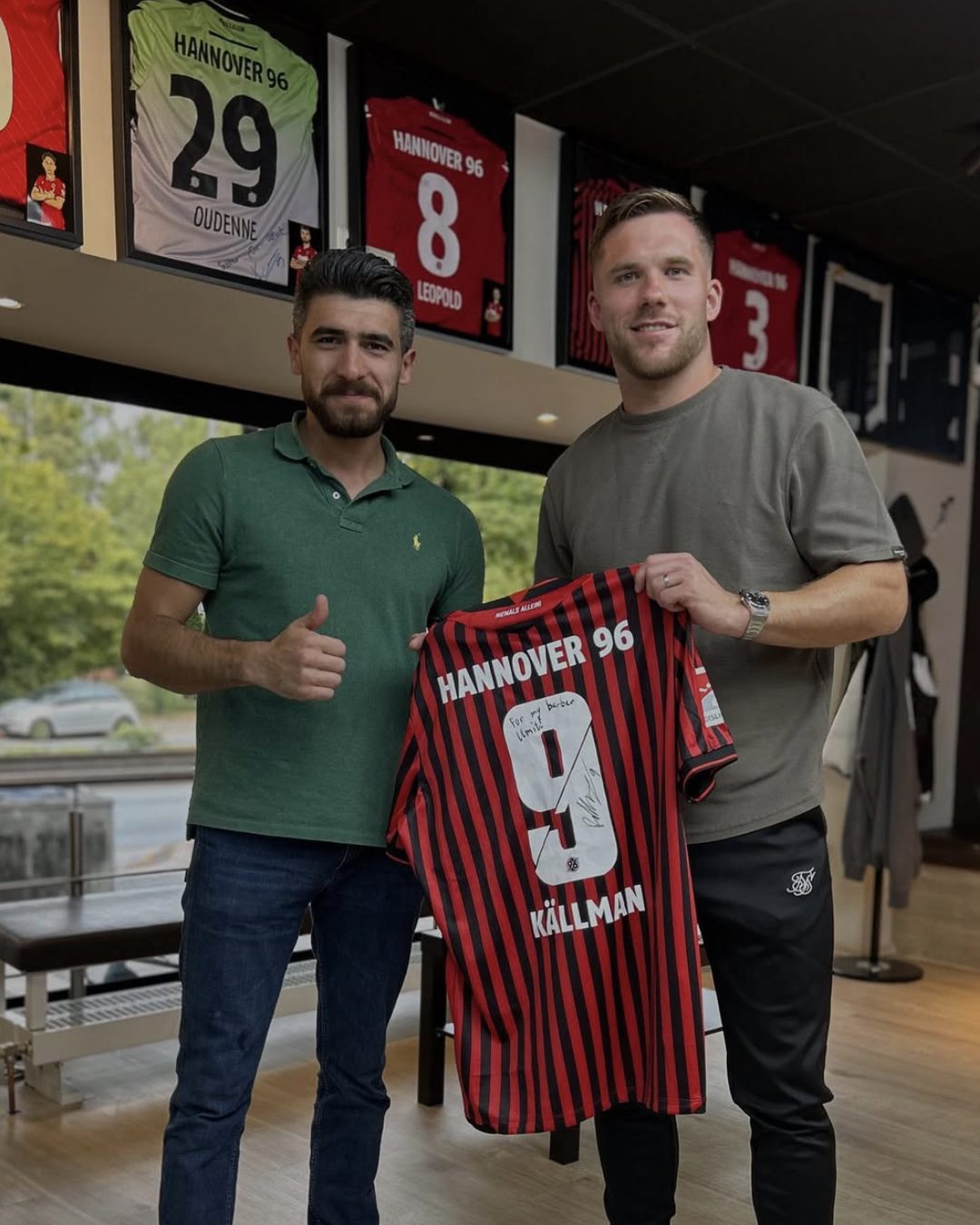 Ümit Koç mit Benjamin Källman und dessen signiertem rot-schwarz gestreiftem Trikot mit der Nummer 9