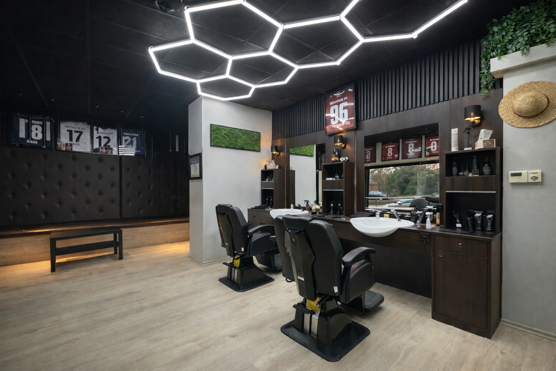 Barberstühle unter Wabenleuchten im Barbershop KOÇ