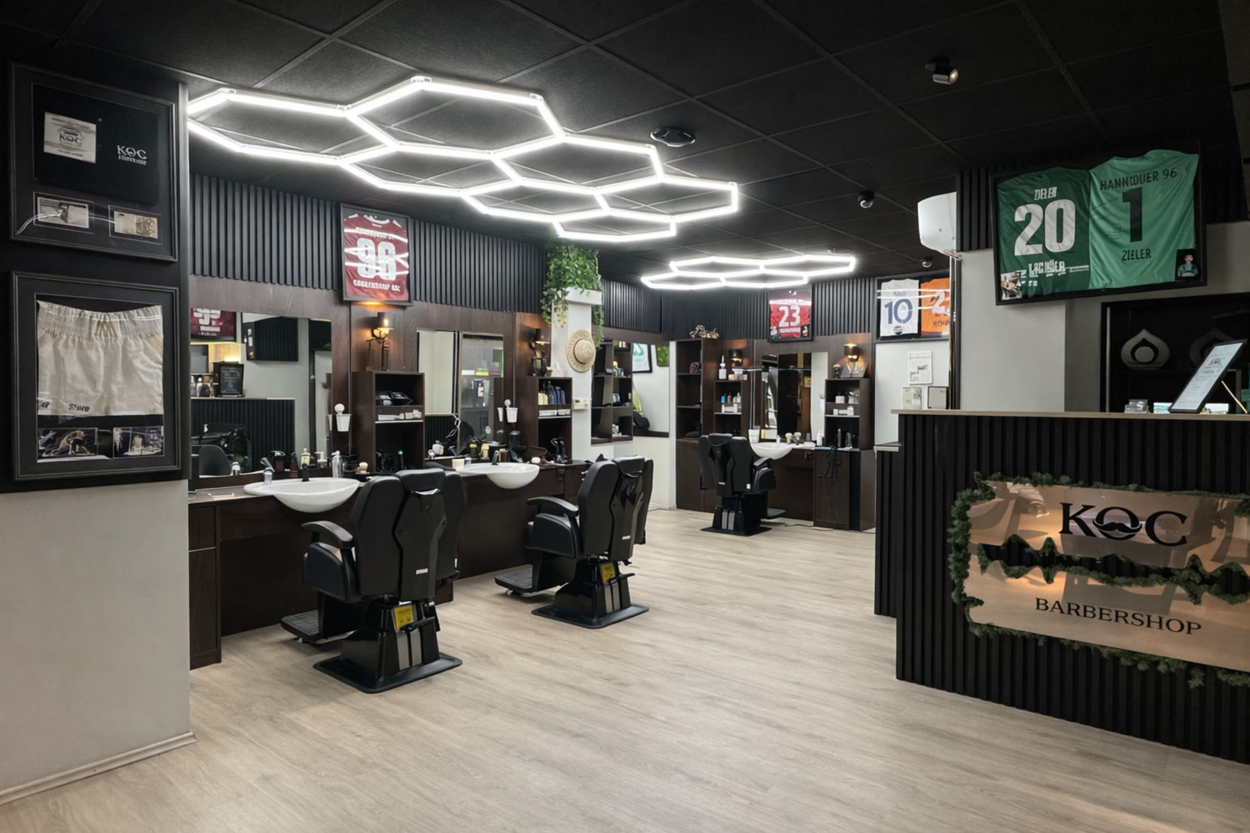 Gesamtansicht des Barbershop KOÇ mit Theke, Spiegeln und Wabenbeleuchtung